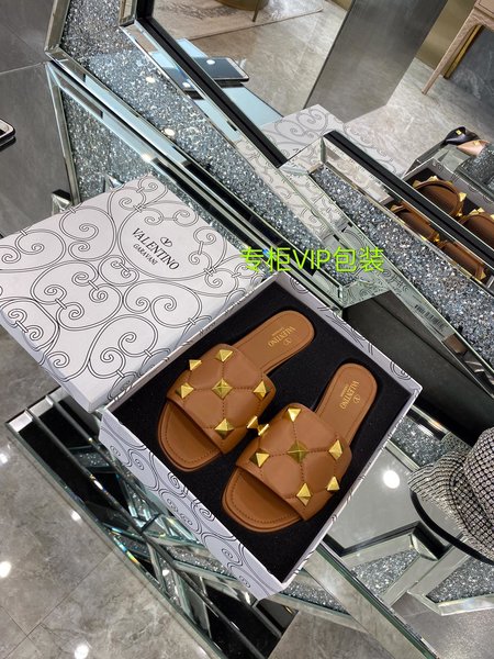 Valentino Rivet element