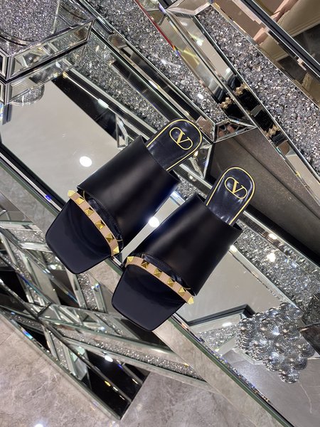 Valentino Rivet element