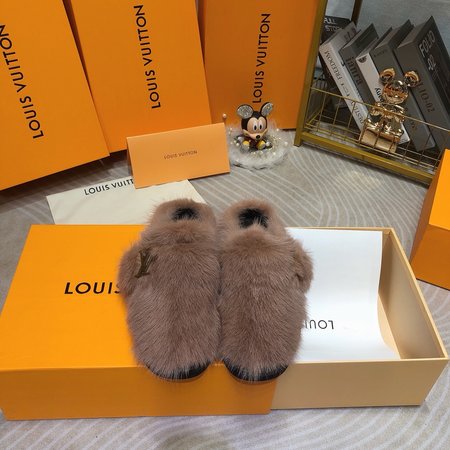 Louis Vuitton Fox fur slippers