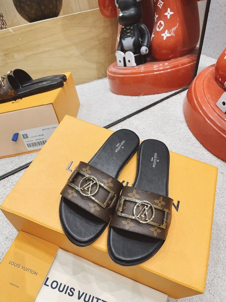 Louis Vuitton slippers