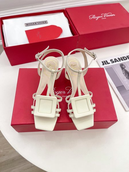 Roger Viver Classic generous buckle