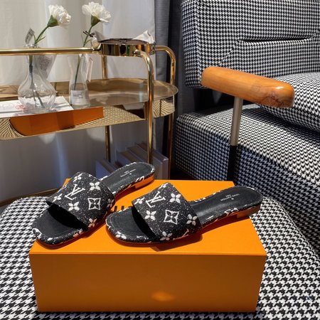 Louis Vuitton Embossed slippers