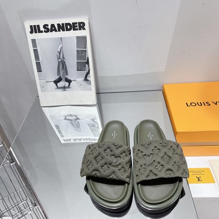 Louis Vuitton LV Embossed Logo Go Sliders