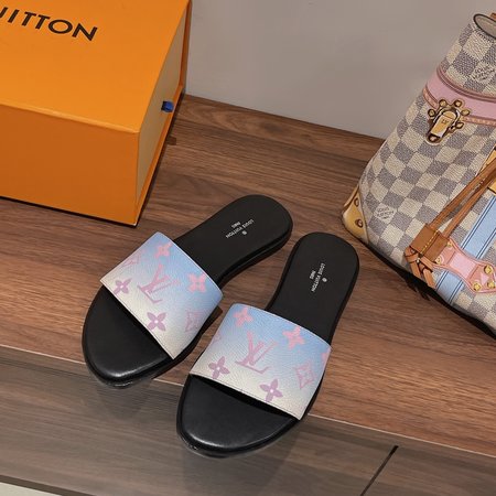 Louis Vuitton classic slippers
