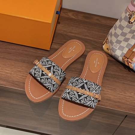 Louis Vuitton classic slippers