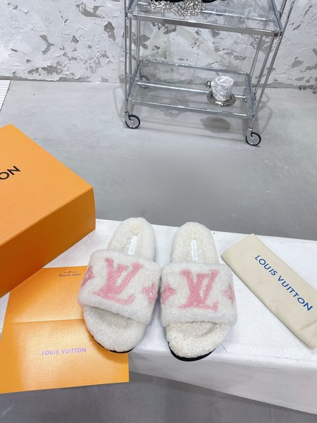 Louis Vuitton flat wool slippers